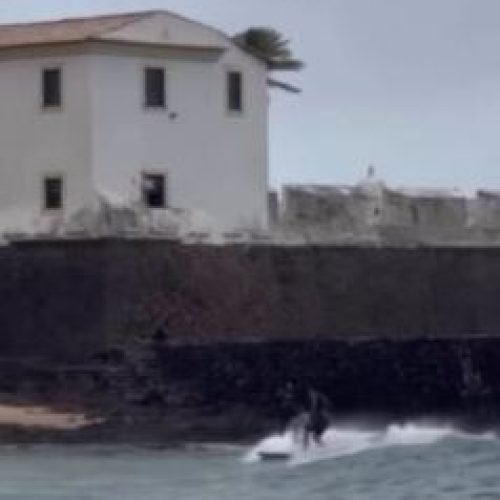 Praia do porto Barra após fortes chuvas vira atração para surfistas