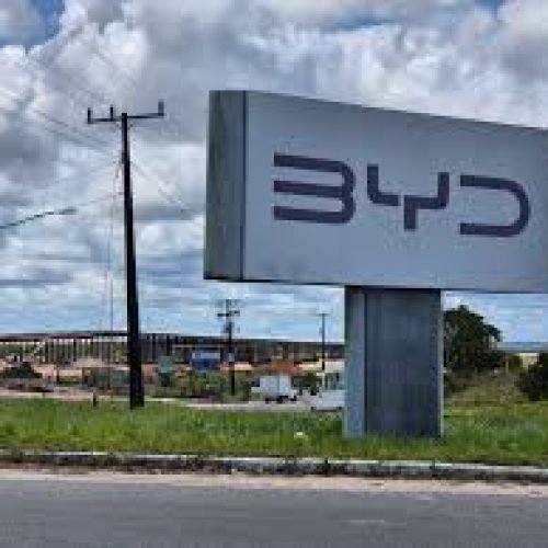 Trabalhadores cruzam os braços na fábrica da BYD na Bahia