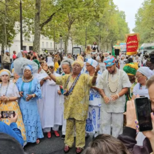 Lavage de La Madeleine em Paris homenageia Wanda Chase e Preta Gil