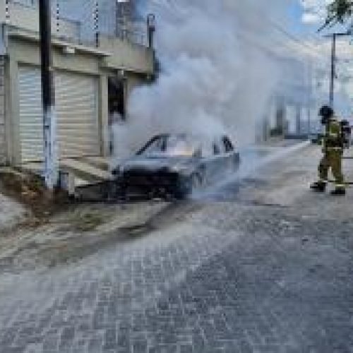 Bombeiros de Eunápolis debelam incêndio veicular