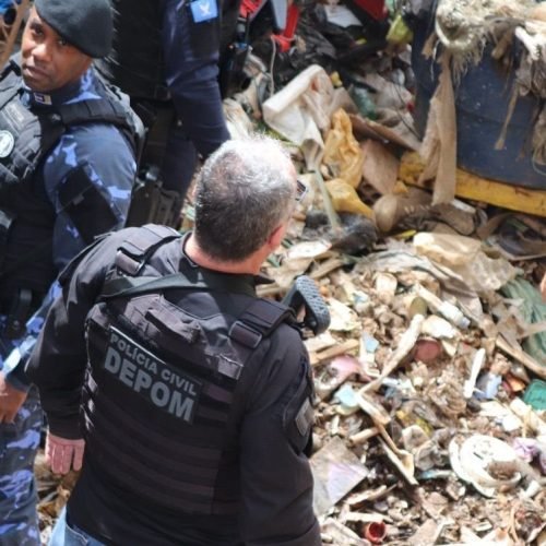 Partes roubadas de abrigos de ônibus são encontradas em ferro-velho durante operação de combate a comércio ilegal