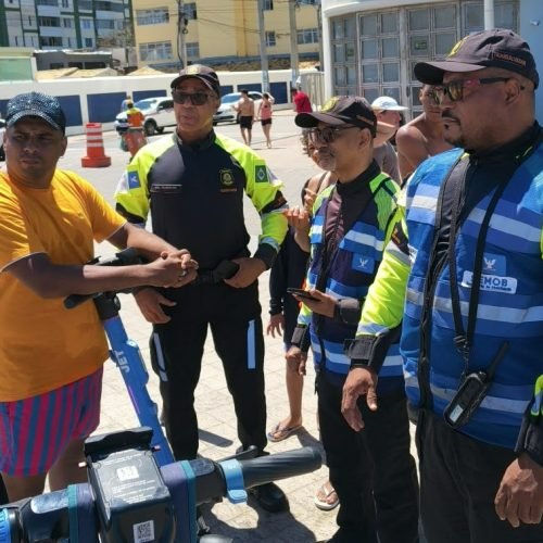 Fiscalização no Farol da Barra reforça regras para uso de patinetes elétricos em Salvador