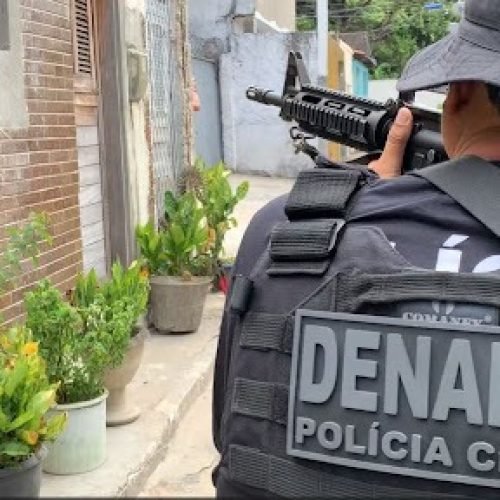 Influenciadora digital é presa na Operação Erva Afetiva, no bairro de Itapuã, em Salvador