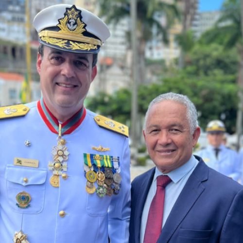 Vice-almirante Gustavo Garriga recebe honraria na câmara