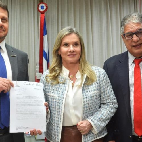 A presidente Ivana Bastos da (ALBA), recebe Projeto de Lei Orçamentária Anual (PLOA) para 2026