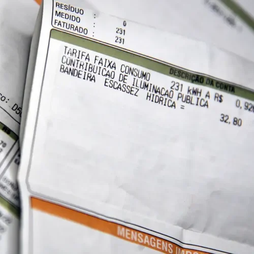 Conta de luz segue com bandeira vermelha em outubro, mas cai para patamar 1