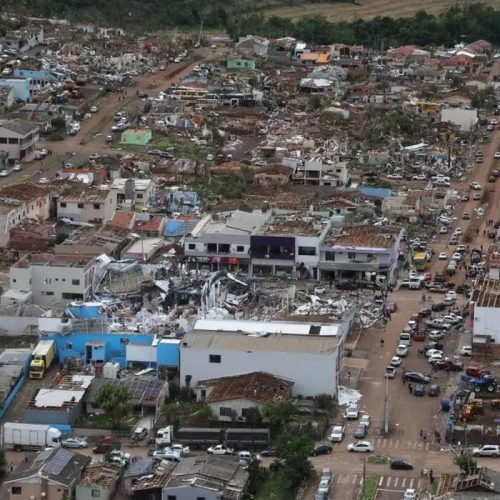 Tornado causa mortes e municípios gaúchos soma mais 200 mil ficam sem luz