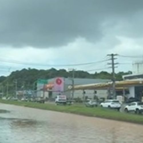 Rompimento de duto alarga região da Paralela