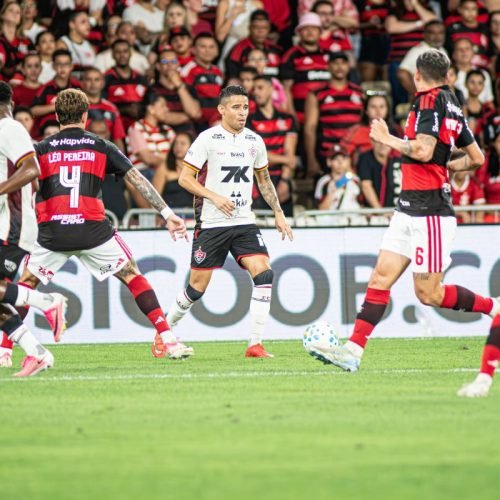 Sem repetir força da Copa do Brasil, Vitória é dominado pelo Flamengo no Maracanã e perde por 2 a 0
