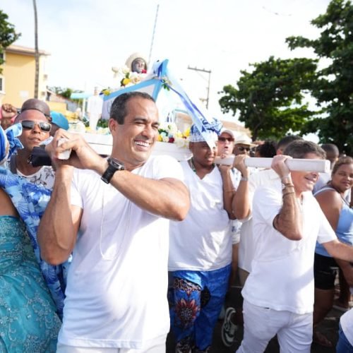 Prefeito Bruno Reis acompanha entrega do presente de Iemanjá no Rio Vermelho