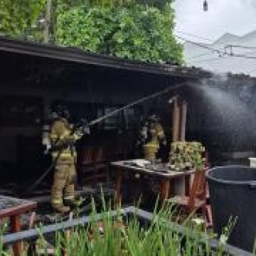 Bombeiros do 6º BBM debelam incêndio em estabelecimento comercial em Porto Seguro