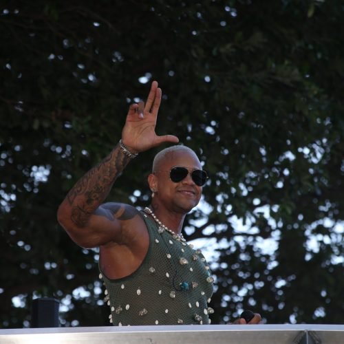 Trio pipoca de Léo Santana agita foliões no Campo Grande