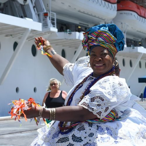 Navio com mais de 5 mil turistas desembarca em Salvador nesta terça de Carnaval