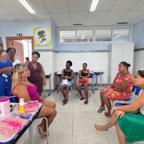 Oficina de tranças reúne beneficiárias do Novo Mané Dendê