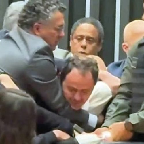 Deputado Glauber Braga é retirado à força por polícia na câmara