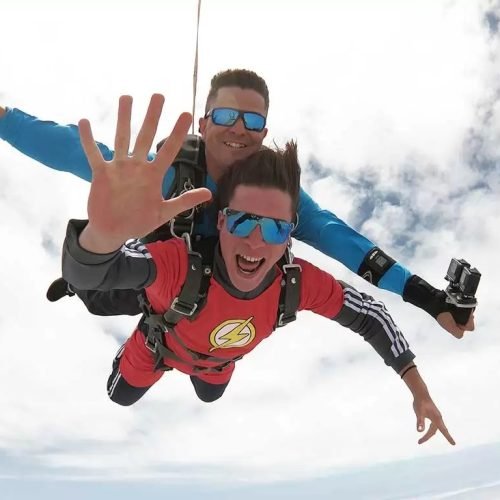 Salvador inaugura temporada de saltos de paraquedas na orla de Pituaçu