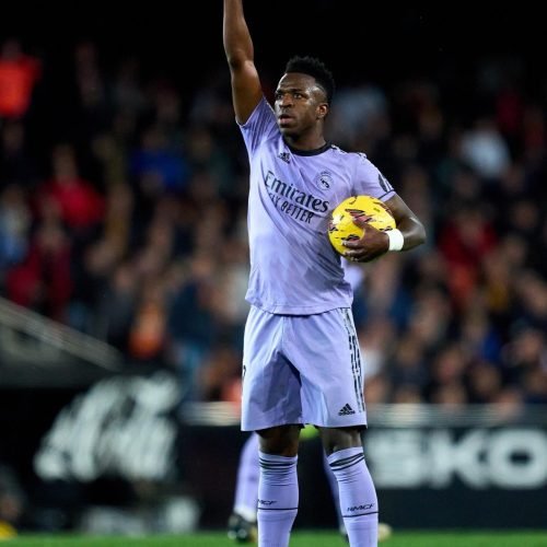 Vini Jr marca golaço e denuncia caso de racismo em Liga dos Campeões