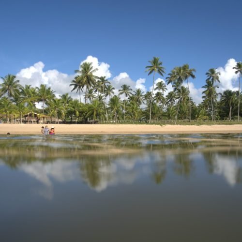 Village Itaparica celebra o Dia das Mães com programação especial no beach club Pé na Areia